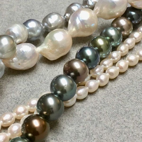 verschiedene-perlencolliers1971C10B-B105-B7BD-F276-866D7E329775.jpg