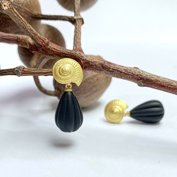 ohrhaenger-mit-schnecken-in-gelbgold-und-onyxpampelnF1DEC6E5-AB6A-D915-94CE-5A226EEAA442.jpeg