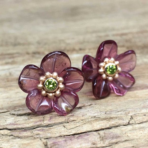 ohrstecker-in-rotgold-mit-turmalinblumen-und-gruenen-brillanten1D36FBE3-0F01-F427-EEE0-AF16173F0F05.jpg