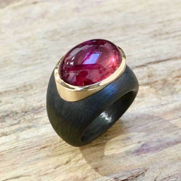 ring-in-carbon-und-gelbgold-mit-turmalin5CF0CBF9-4856-FA1D-FD61-C3D459464F45.jpg