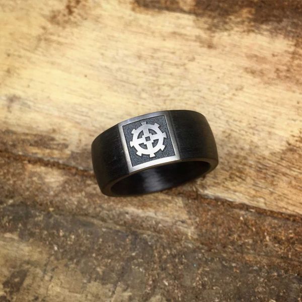 wappenring-in-carbon-und-titan9C2A29FF-86C3-0076-98EC-A472622DF84E.jpg
