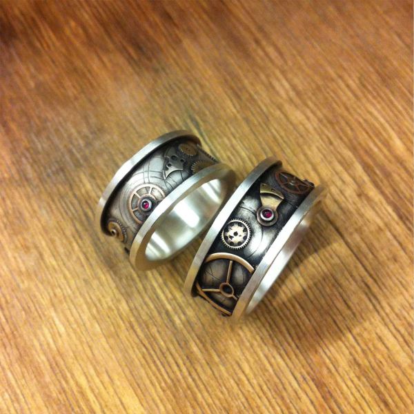 steampunk-partnerringe-in-silber-mit-rubinen49C9CFFD-6C75-8154-8EEA-71E14A7E7AB3.jpg