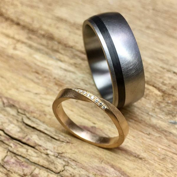 trauringe-damenring-rosegold-mit-brillanten-herrenring-titan-und-carbon6905D753-90DF-9E87-E7ED-1D4E1BF92DC9.jpg