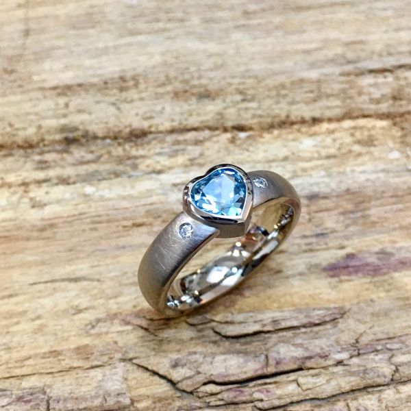 ring-in-weissgold-mit-aquamarinherz-und-brillantenB9103973-75AD-55F4-64B4-DBA6112960E7.jpg